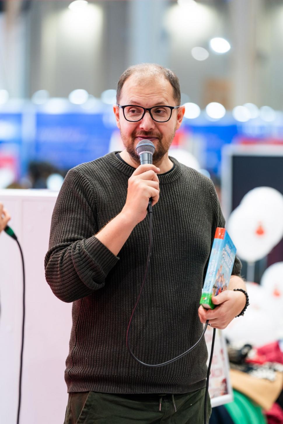 „Jurnalul unui fotbalist de buzunar”, o carte pentru copii plină de umor, semnată de Alec Blenche, se lansează la Târgul Gaudeamus 1030495