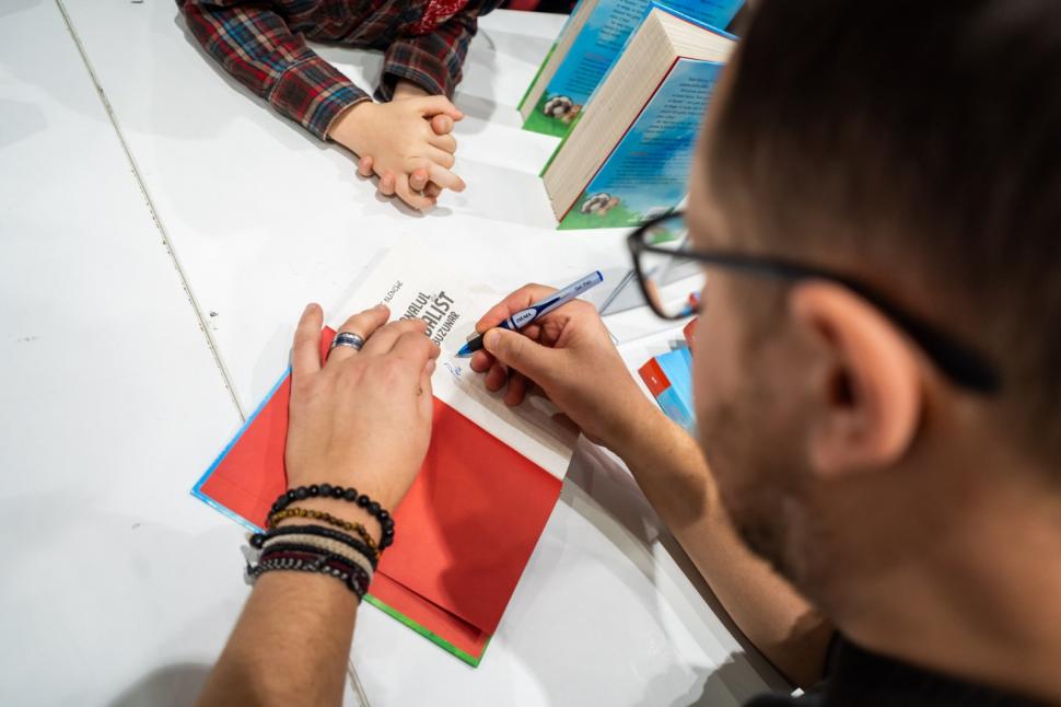 „Jurnalul unui fotbalist de buzunar”, o carte pentru copii plină de umor, semnată de Alec Blenche, se lansează la Târgul Gaudeamus 1030496