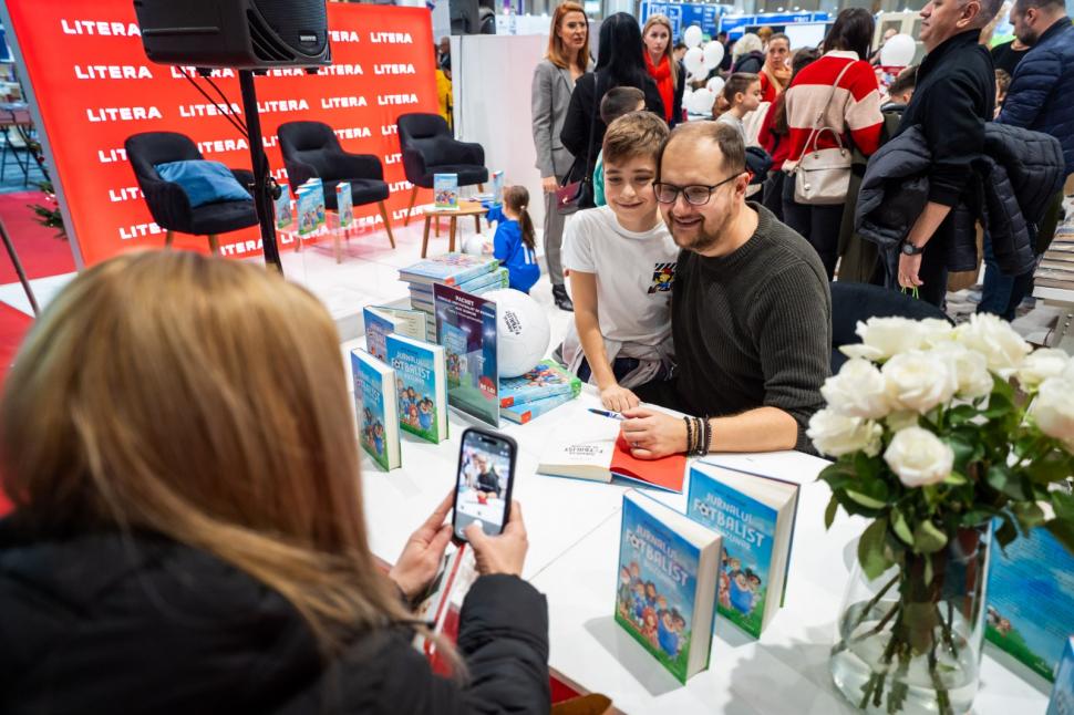 „Jurnalul unui fotbalist de buzunar”, o carte pentru copii plină de umor, semnată de Alec Blenche, se lansează la Târgul Gaudeamus 1030498