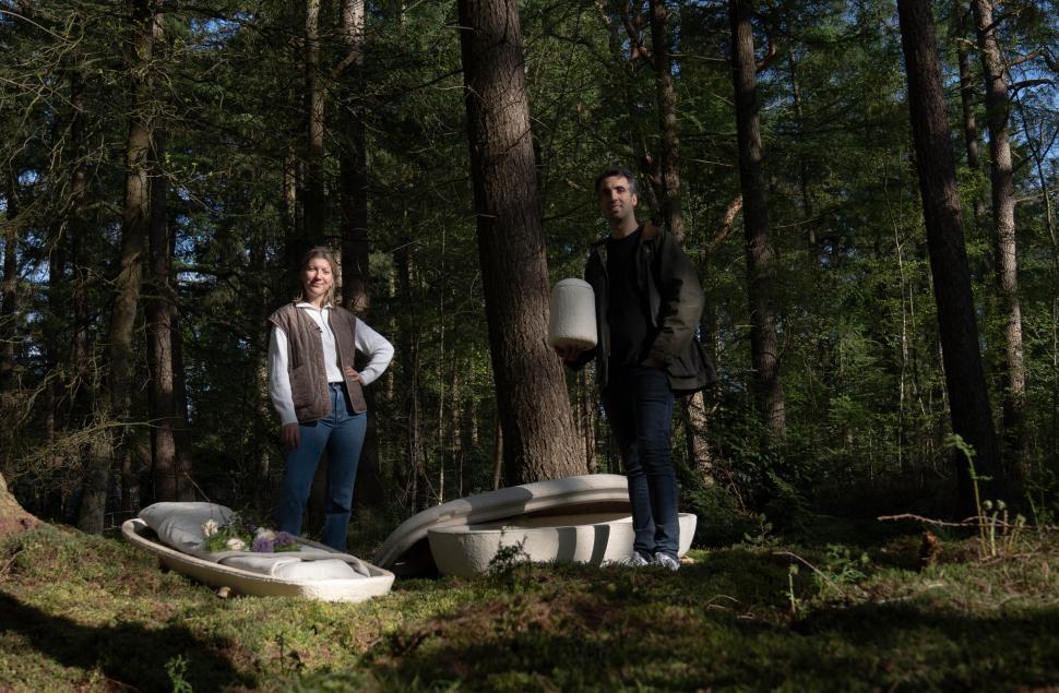 Noua „modă” la înmormântări: Primul sicriu 100% biodegradabil din lume făcut din ciuperci. Se cultivă în 7 zile și arată ca un cocon 1029276