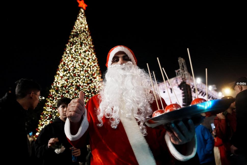 Bradul de Crăciun din Betleem a fost aprins pentru prima dată de la începutul războiului. Ce spun oamenii despre atmosfera din oraș 1029468