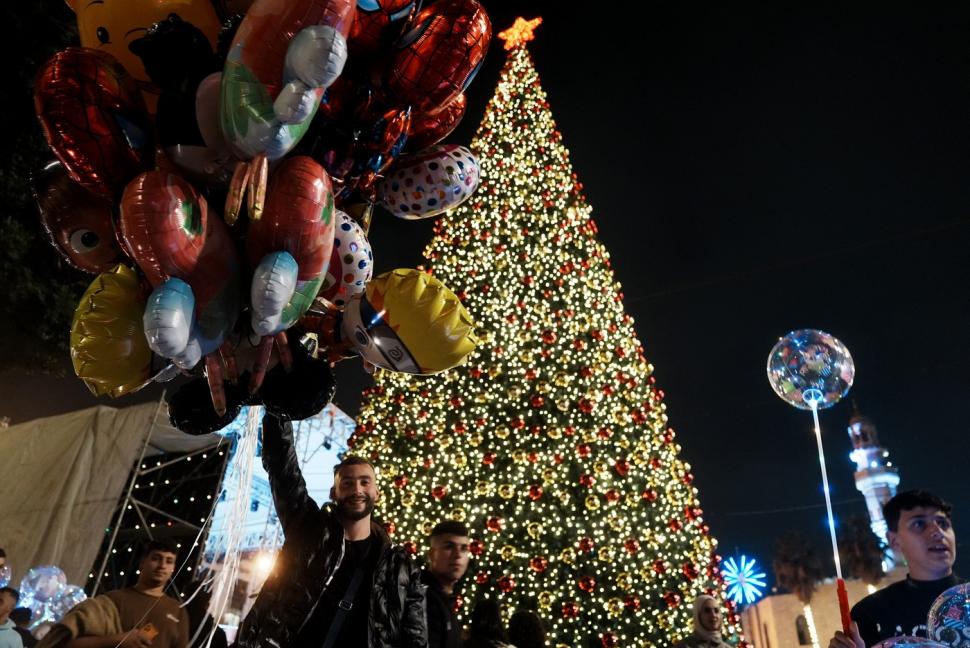 Bradul de Crăciun din Betleem a fost aprins pentru prima dată de la începutul războiului. Ce spun oamenii despre atmosfera din oraș 1029472