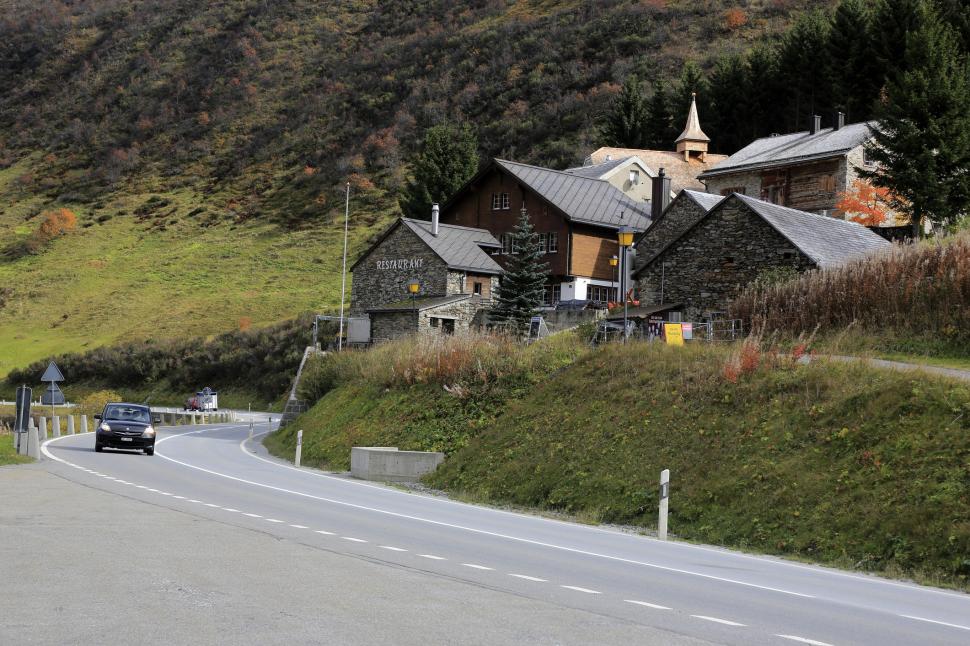 În cel mai mic sat din Elveția trăiesc doar 4 oameni: „Turul durează două minute”. Are restaurant, capelă și o poveste interesantă 1029624