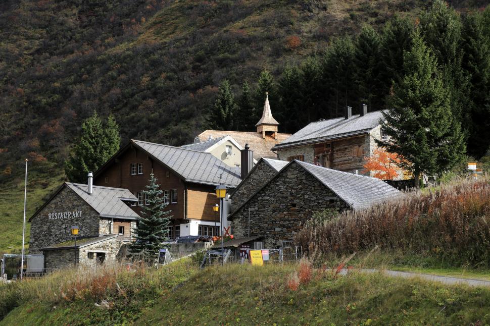 În cel mai mic sat din Elveția trăiesc doar 4 oameni: „Turul durează două minute”. Are restaurant, capelă și o poveste interesantă 1029626