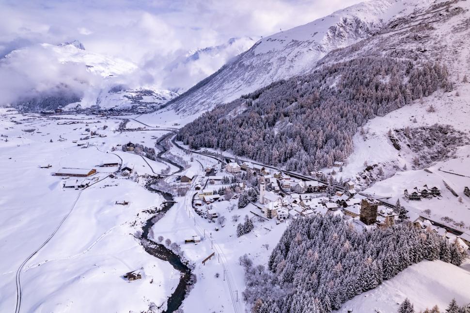 În cel mai mic sat din Elveția trăiesc doar 4 oameni: „Turul durează două minute”. Are restaurant, capelă și o poveste interesantă 1029627
