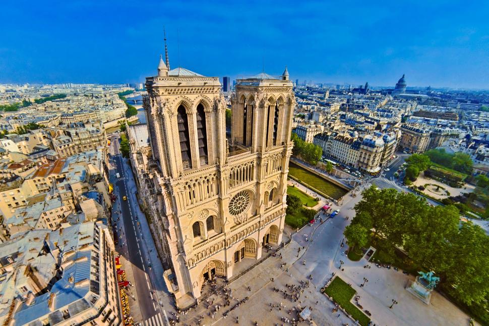 La un an de la redeschidere, Notre Dame depăşeşte Luvrul şi Turnul Eiffel la numărul de vizitatori. Intrarea în catedrală e gratuită 1029554