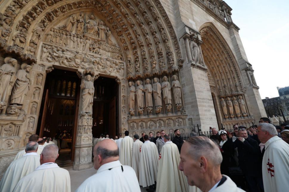 La un an de la redeschidere, Notre Dame depăşeşte Luvrul şi Turnul Eiffel la numărul de vizitatori. Intrarea în catedrală e gratuită 1029560