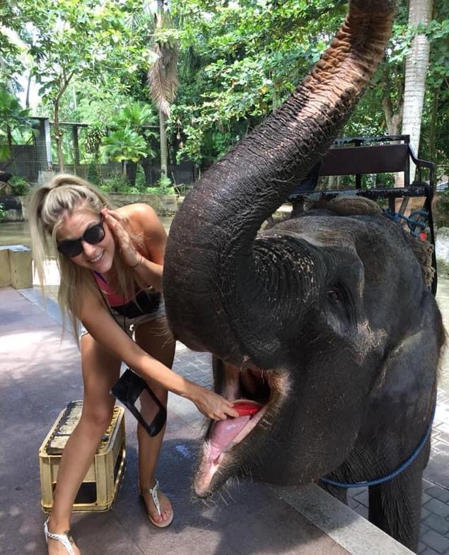 Aflată în vacanță în Vietnam, a decis să facă o operație estetică, pentru că era mai ieftin. Familia luptă acum să o salveze 1029870