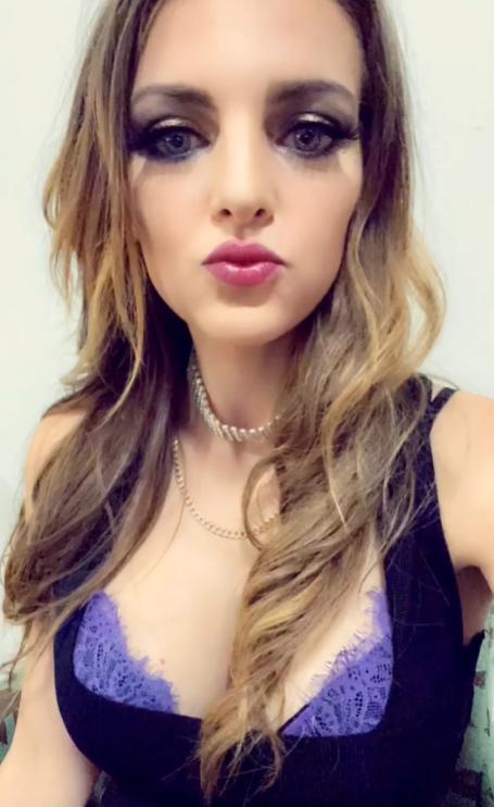 Aflată în vacanță în Vietnam, a decis să facă o operație estetică, pentru că era mai ieftin. Familia luptă acum să o salveze 1029871