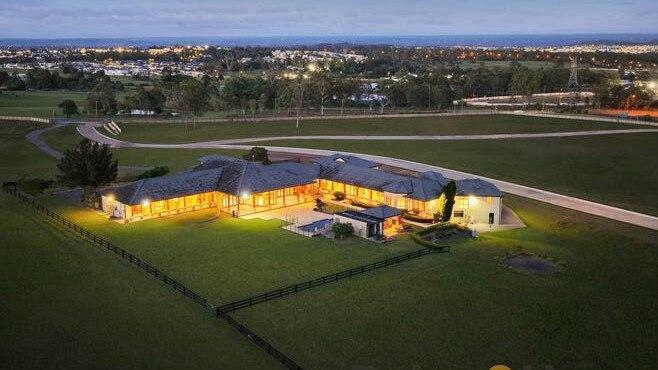 Au refuzat ani la rând să-și vândă casa care a fost treptat înconjurată de un cartier. Acum s-au răzgândit și vor încasa o sumă ireală 1029678