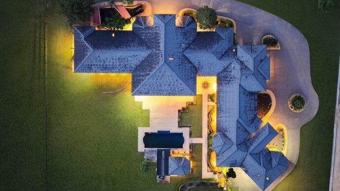 Au refuzat ani la rând să-și vândă casa care a fost treptat înconjurată de un cartier. Acum s-au răzgândit și vor încasa o sumă ireală 1029681