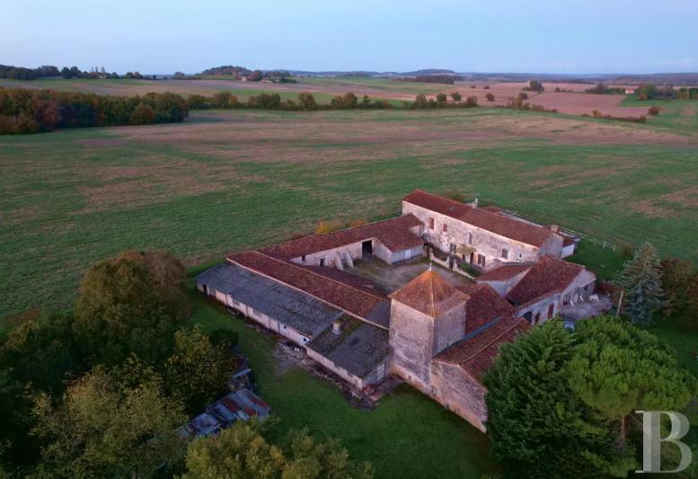 În Franța au fost scoase la vânzare mai multe castele și conace istorice în zone pitorești. Costă cât un apartament în București 1029921