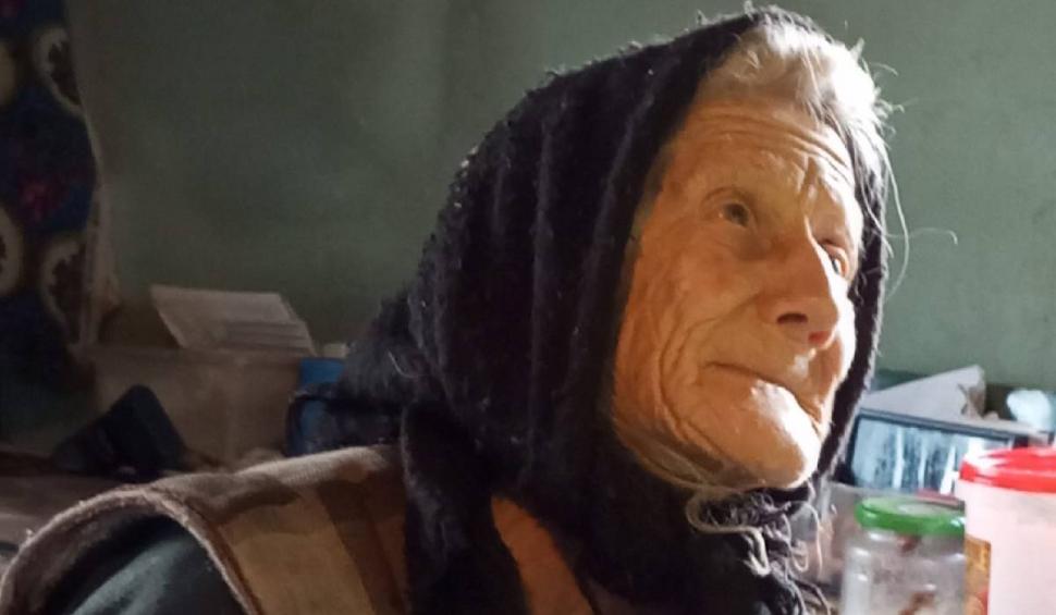 Reportaj în Ținutul Pădurenilor. În satul cu mai puțin de 100 de oameni, tanti Teleu își dorește doar portocale și pufarine de Crăciun 1030243