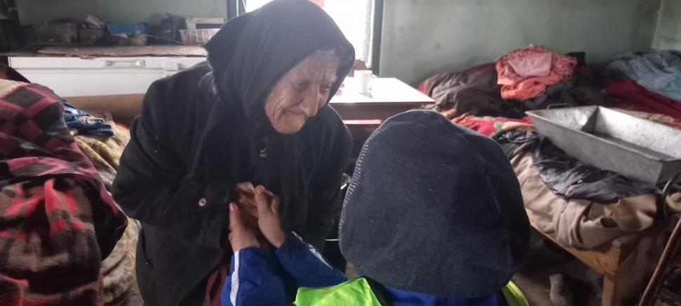 Reportaj în Ținutul Pădurenilor. În satul cu mai puțin de 100 de oameni, tanti Teleu își dorește doar portocale și pufarine de Crăciun 1030244