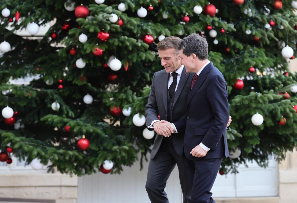 Întâlnirea dintre Nicușor Dan și Emmanuel Macron, în imagini. Cum a fost primit președintele României la Palatul Elysee 1030201