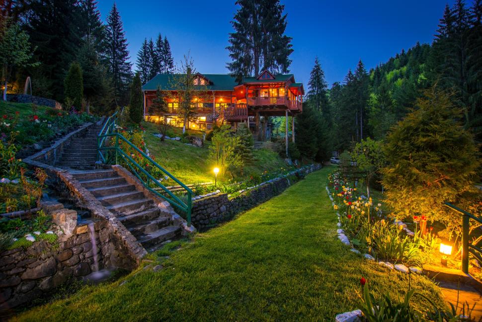 Un fost pavilion de vânătoare al lui Ceaușescu e scos la vânzare cu un preț de pornire uriaș. Cum arată după ce a fost restaurat 1030039