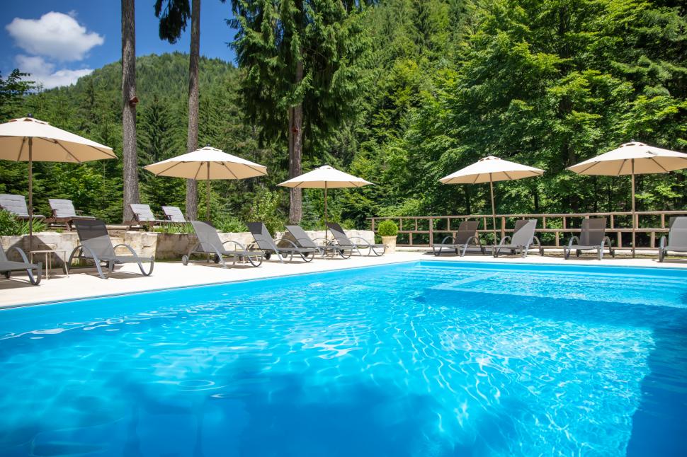 Un fost pavilion de vânătoare al lui Ceaușescu e scos la vânzare cu un preț de pornire uriaș. Cum arată după ce a fost restaurat 1030042