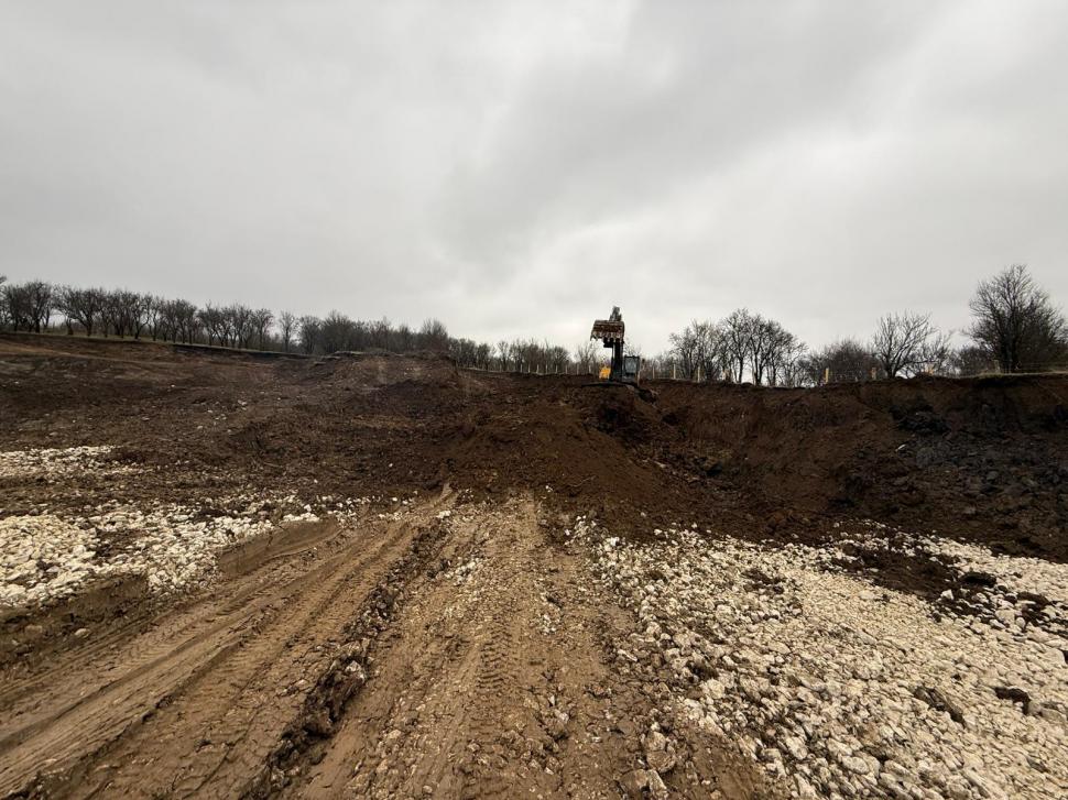 Doi bărbați s-au apucat să facă o parcare în albia râului Argeşel, dar au fost „văzuți” din satelit. S-au trezit cu amenzi uriașe 1030565