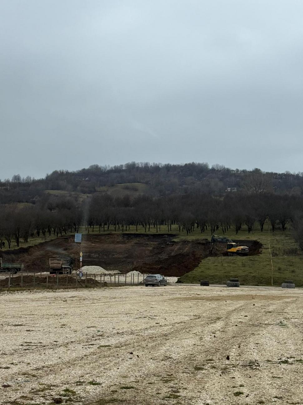 Doi bărbați s-au apucat să facă o parcare în albia râului Argeşel, dar au fost „văzuți” din satelit. S-au trezit cu amenzi uriașe 1030568