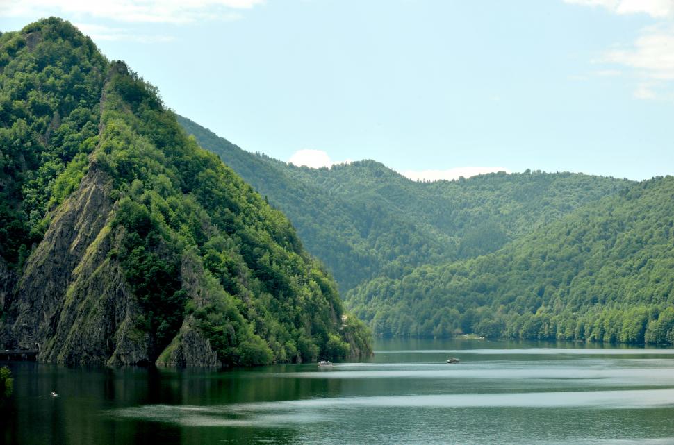 Lacul Vidraru va fi golit din nou. Debitul deversat va fi înjumătăţit faţă de data trecută, pentru "a evita o nouă criză de apă" 1030359