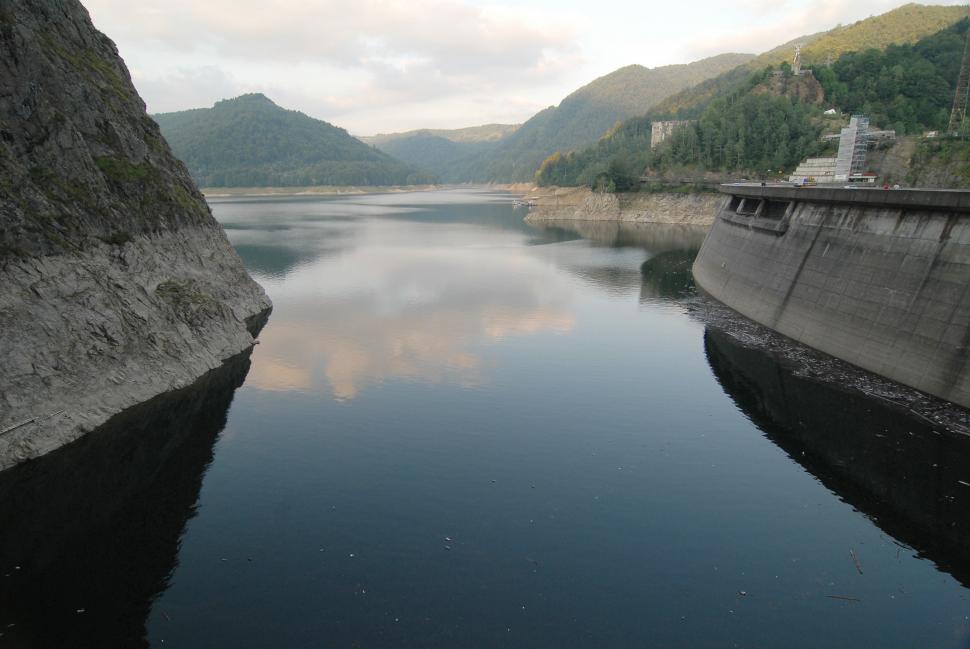 Lacul Vidraru va fi golit din nou. Debitul deversat va fi înjumătăţit faţă de data trecută, pentru "a evita o nouă criză de apă" 1030360