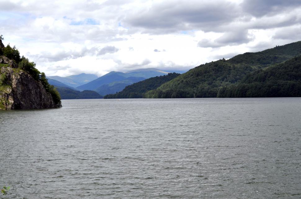 Lacul Vidraru va fi golit din nou. Debitul deversat va fi înjumătăţit faţă de data trecută, pentru "a evita o nouă criză de apă" 1030361