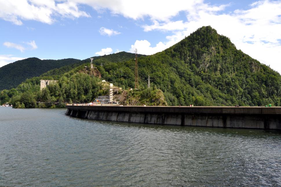 Lacul Vidraru va fi golit din nou. Debitul deversat va fi înjumătăţit faţă de data trecută, pentru "a evita o nouă criză de apă" 1030362