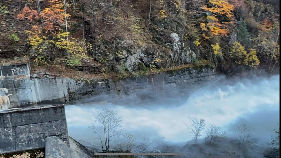 Lacul Vidraru va fi golit din nou. Debitul deversat va fi înjumătăţit faţă de data trecută, pentru "a evita o nouă criză de apă" 1030365