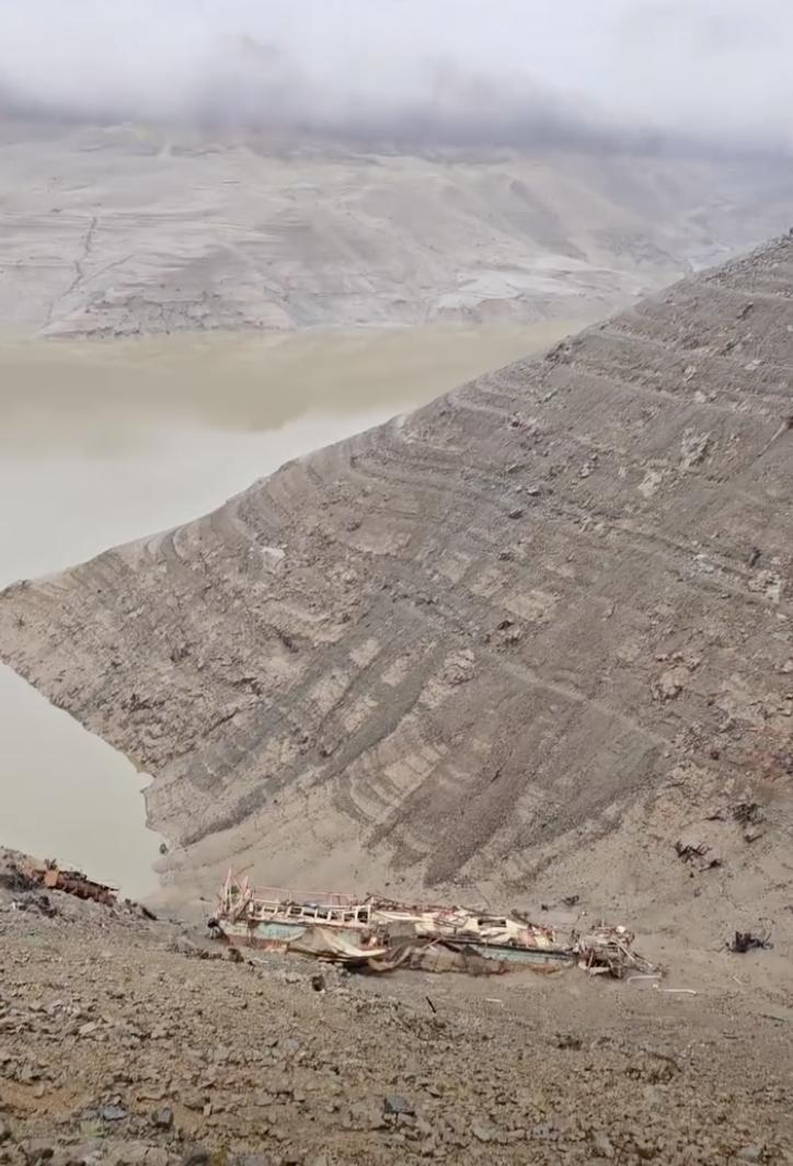 Lacul Vidraru va fi golit din nou. Debitul deversat va fi înjumătăţit faţă de data trecută, pentru "a evita o nouă criză de apă" 1030379