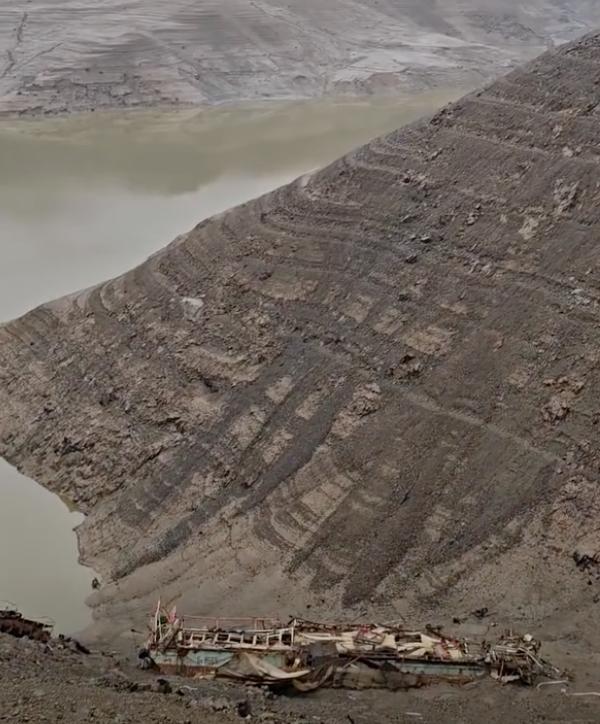 Lacul Vidraru va fi golit din nou. Debitul deversat va fi înjumătăţit faţă de data trecută, pentru "a evita o nouă criză de apă" 1030380