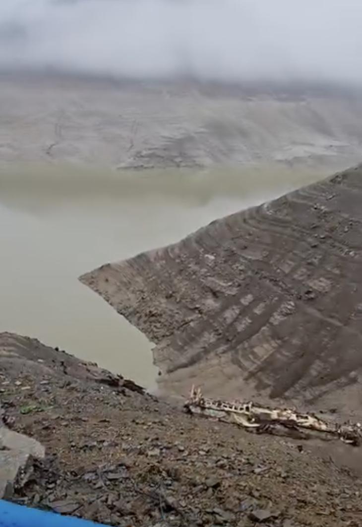 Lacul Vidraru va fi golit din nou. Debitul deversat va fi înjumătăţit faţă de data trecută, pentru "a evita o nouă criză de apă" 1030381