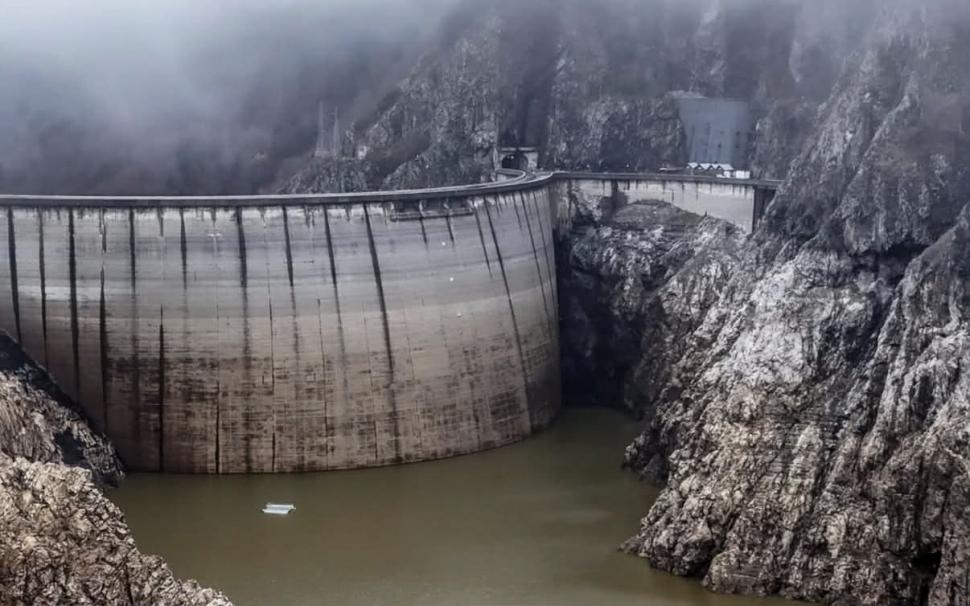 Lacul Vidraru va fi golit din nou. Debitul deversat va fi înjumătăţit faţă de data trecută, pentru "a evita o nouă criză de apă" 1030387