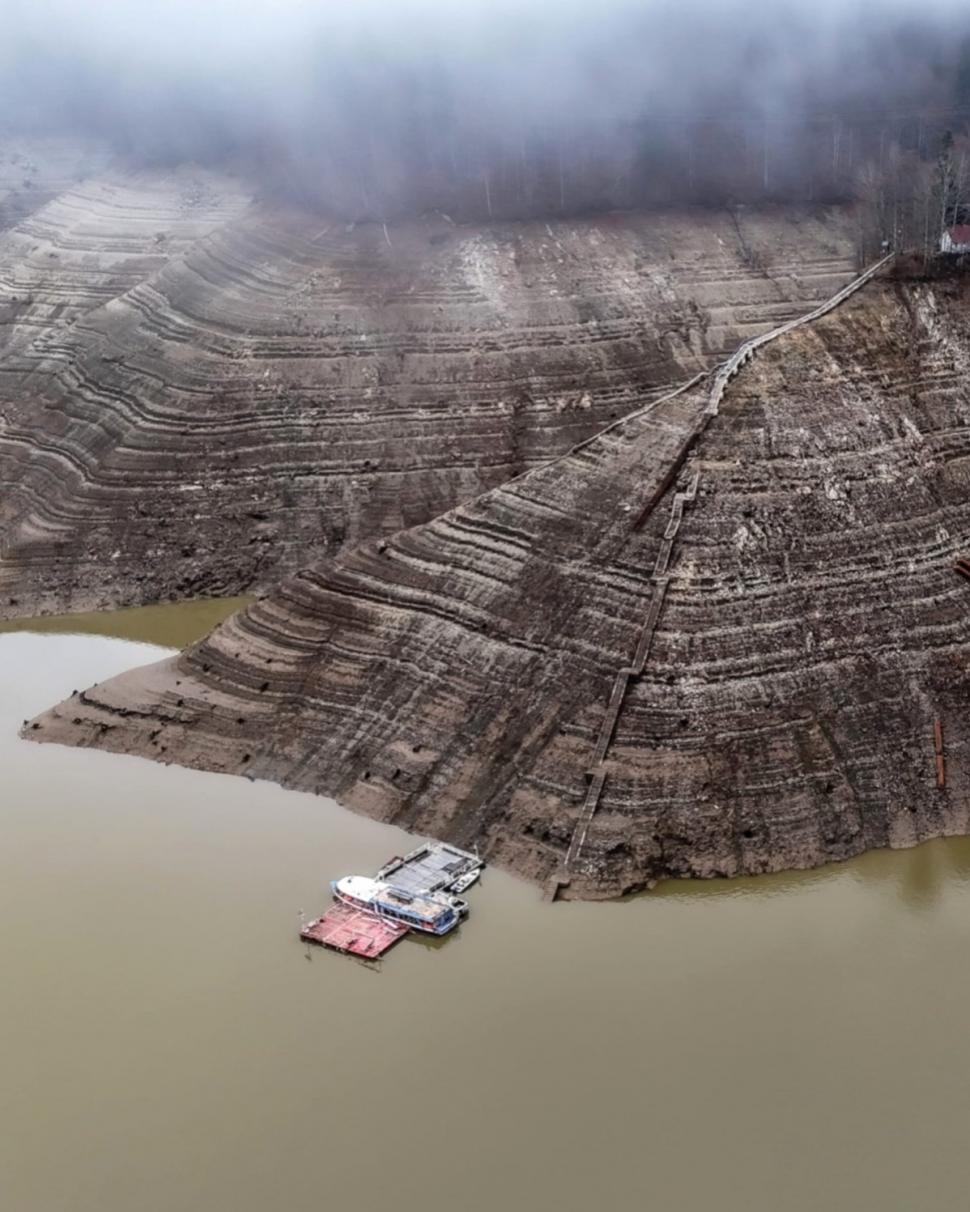 Lacul Vidraru va fi golit din nou. Debitul deversat va fi înjumătăţit faţă de data trecută, pentru "a evita o nouă criză de apă" 1030388