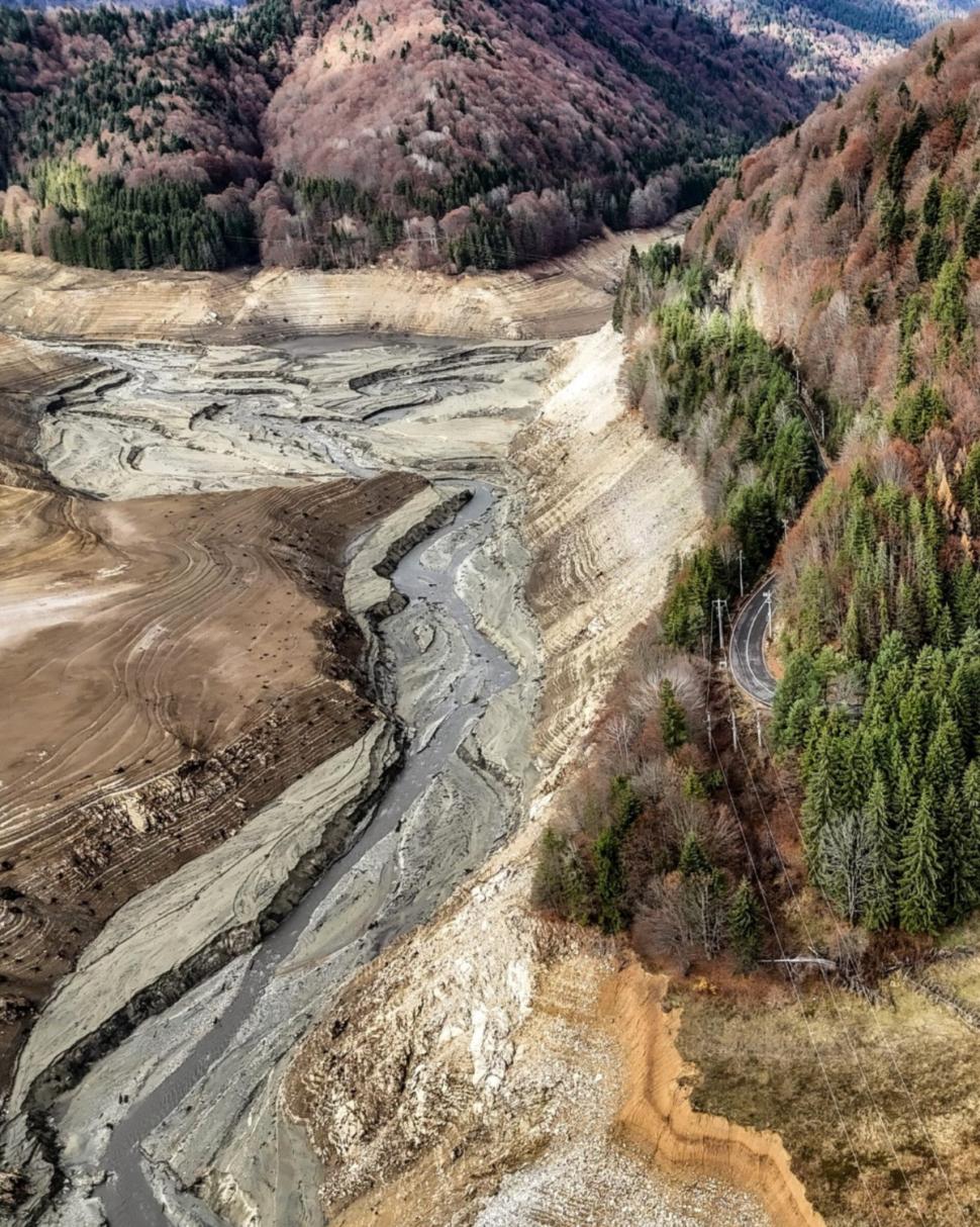 Lacul Vidraru va fi golit din nou. Debitul deversat va fi înjumătăţit faţă de data trecută, pentru "a evita o nouă criză de apă" 1030389