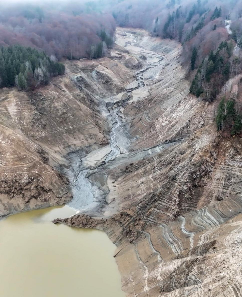 Lacul Vidraru va fi golit din nou. Debitul deversat va fi înjumătăţit faţă de data trecută, pentru "a evita o nouă criză de apă" 1030405