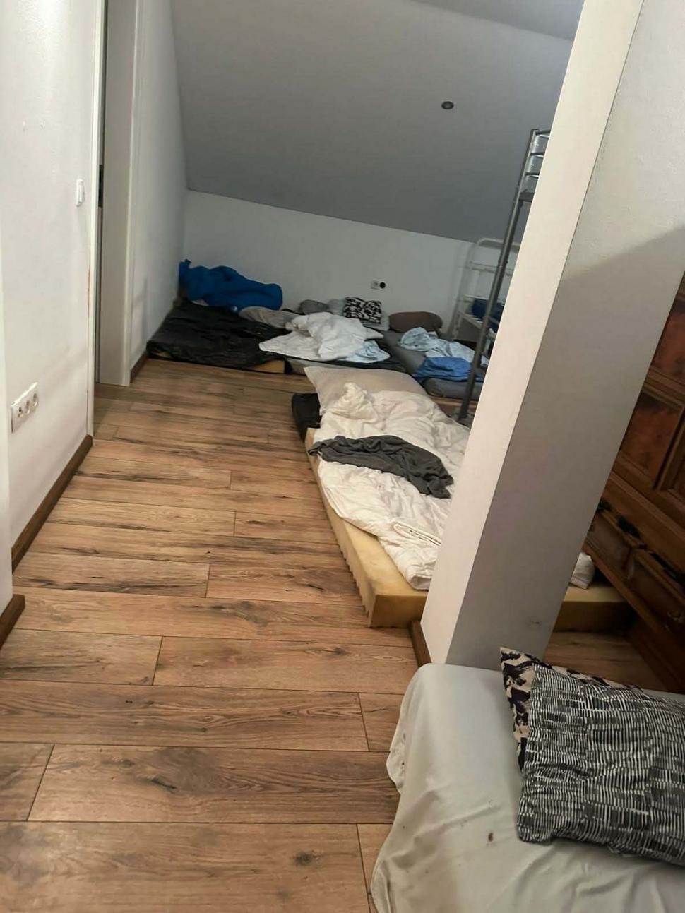 Cum arată "azilul groazei" din Timiș, unde erau ţinuţi 76 de bătrâni în condiții inumane. Dormeau pe saltele, într-o mizerie cruntă 1030736