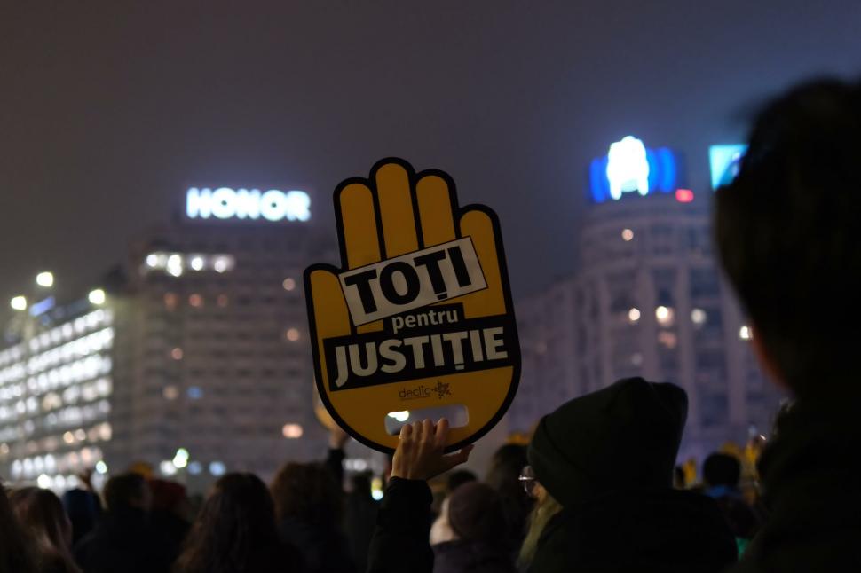 A treia seară de proteste în Piața Victoriei: „Magistrați independenți, nu obedienți” 1031107
