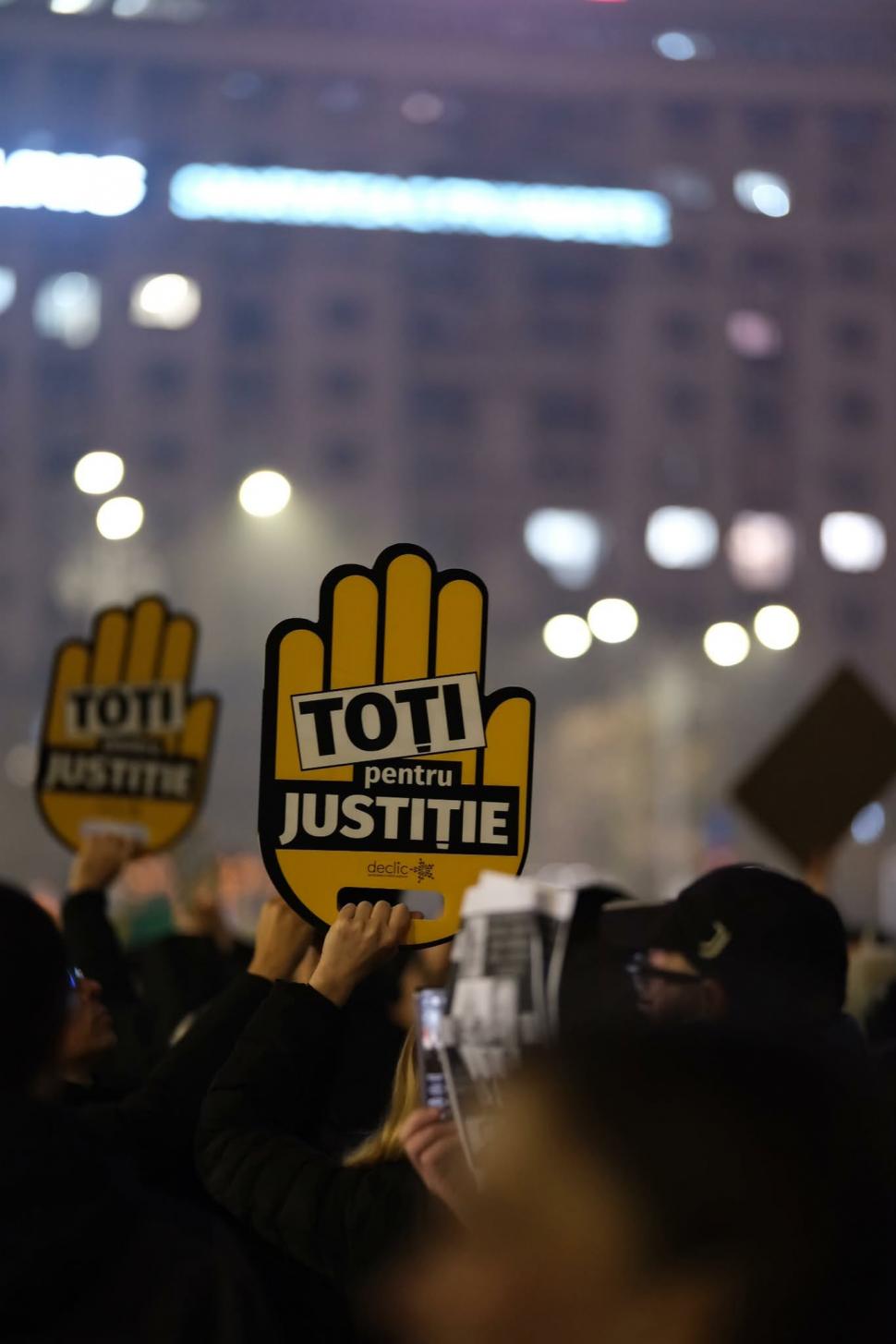 A treia seară de proteste în Piața Victoriei: „Magistrați independenți, nu obedienți” 1031110