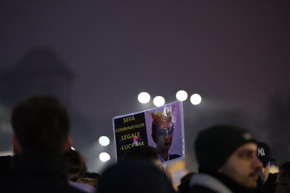 A treia seară de proteste în Piața Victoriei: „Magistrați independenți, nu obedienți” 1031111