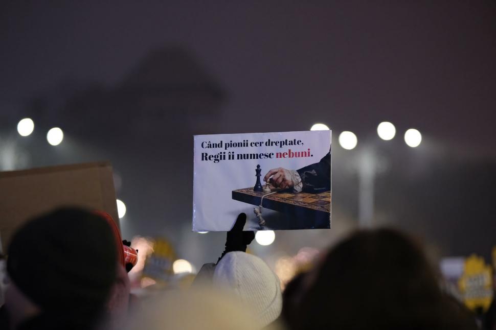 A treia seară de proteste în Piața Victoriei: „Magistrați independenți, nu obedienți” 1031112