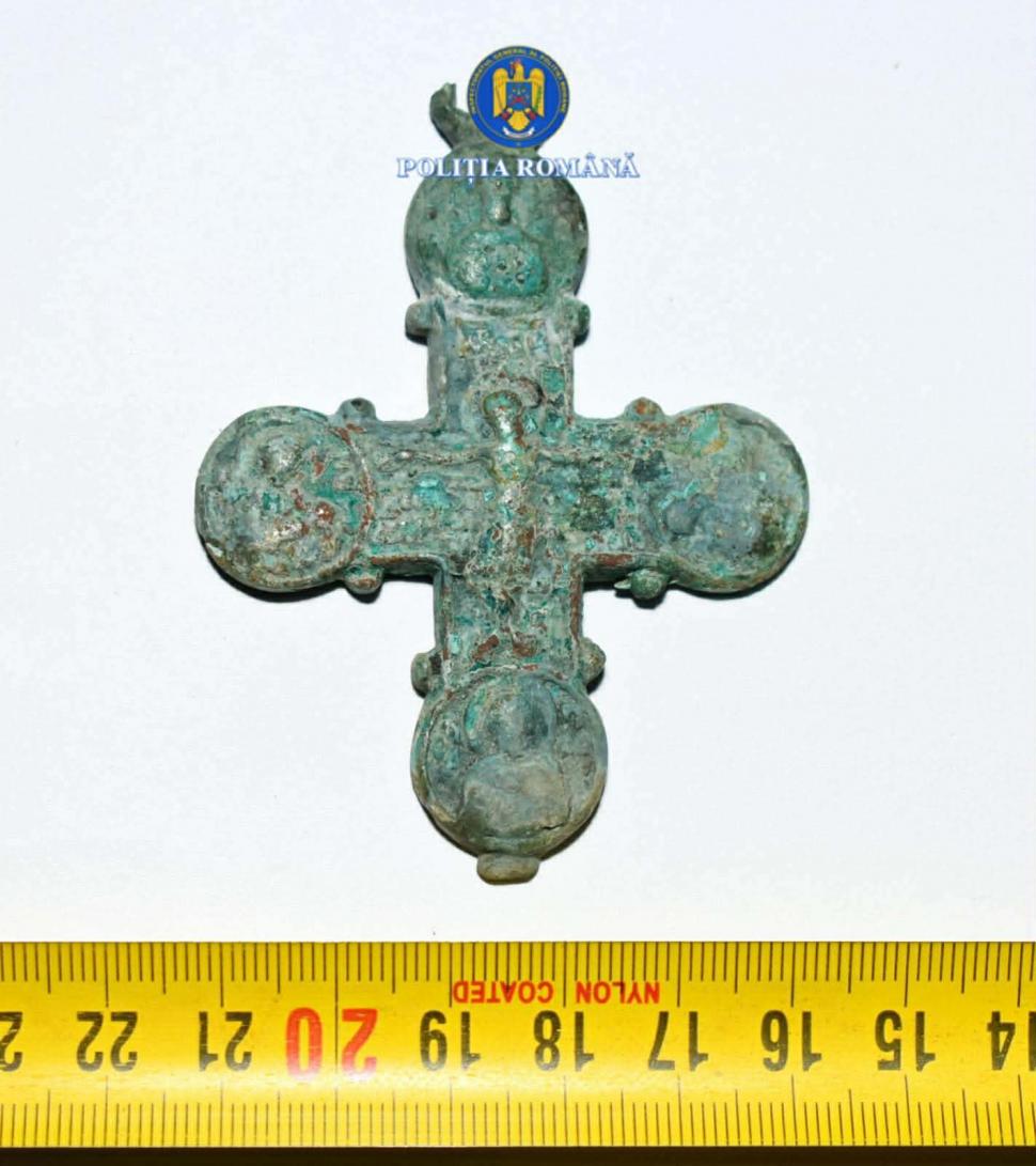 În Neamț, un bărbat cu un detector de metale și-a adunat acasă o adevărată comoară. A ascuns-o bine, dar polițiștii au aflat de ea 1030892