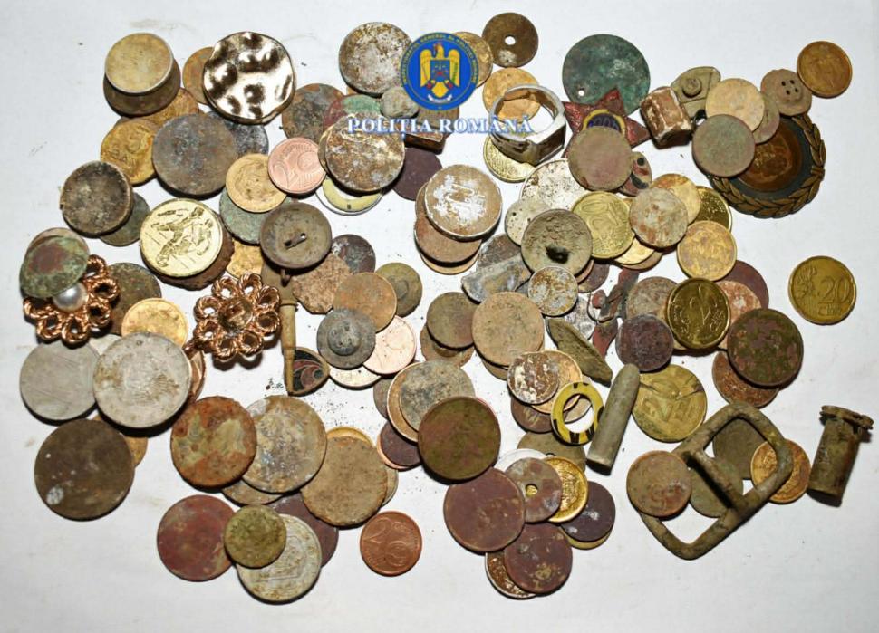 În Neamț, un bărbat cu un detector de metale și-a adunat acasă o adevărată comoară. A ascuns-o bine, dar polițiștii au aflat de ea 1030894