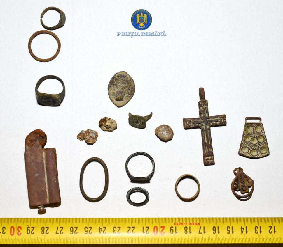 În Neamț, un bărbat cu un detector de metale și-a adunat acasă o adevărată comoară. A ascuns-o bine, dar polițiștii au aflat de ea 1030895