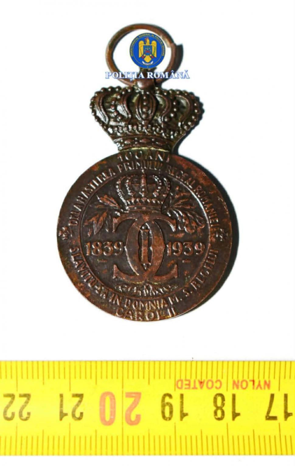 În Neamț, un bărbat cu un detector de metale și-a adunat acasă o adevărată comoară. A ascuns-o bine, dar polițiștii au aflat de ea 1030896