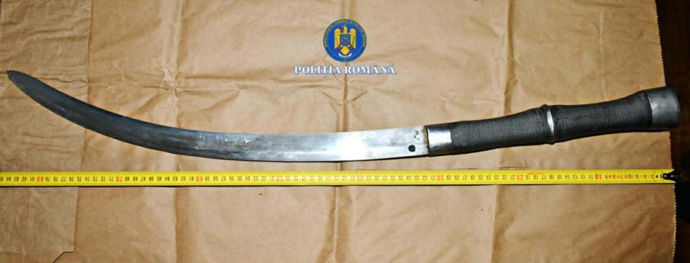 În Neamț, un bărbat cu un detector de metale și-a adunat acasă o adevărată comoară. A ascuns-o bine, dar polițiștii au aflat de ea 1030897