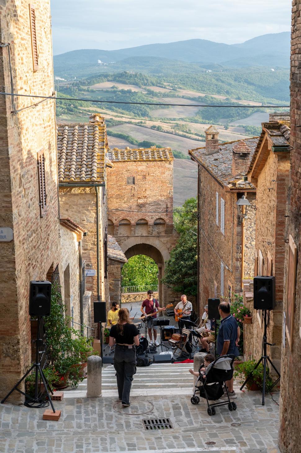 Un pitoresc oraș medieval de lângă Florența dă 400.000 de euro celor care vor să se mute acolo. Casele sunt frumoase și îngrijite 1030914