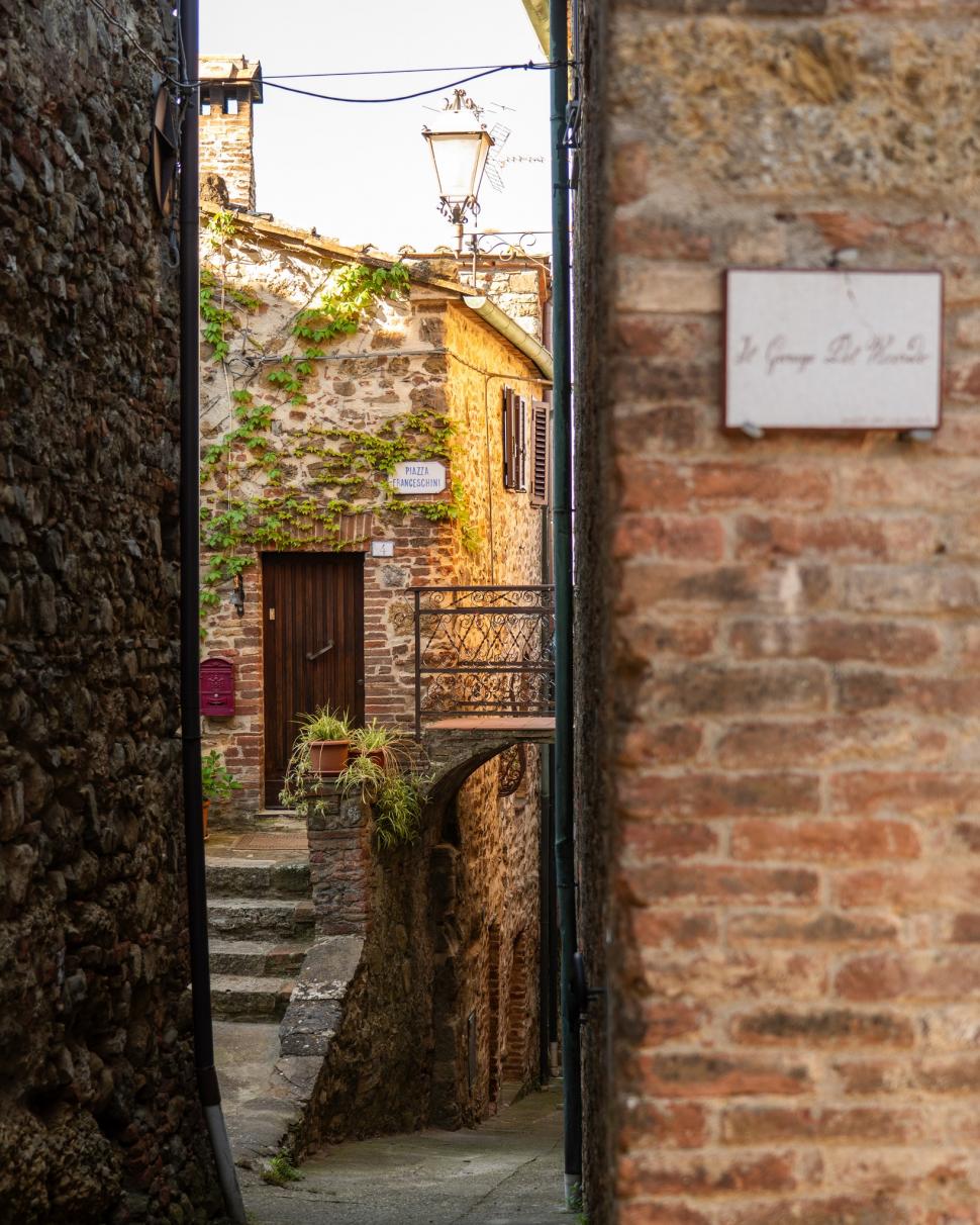 Un pitoresc oraș medieval de lângă Florența dă 400.000 de euro celor care vor să se mute acolo. Casele sunt frumoase și îngrijite 1030915