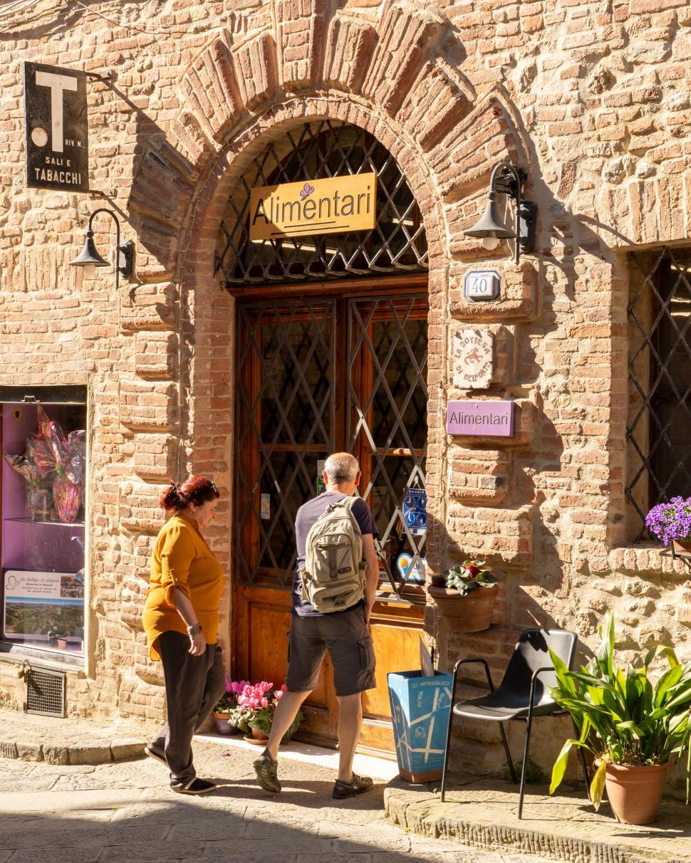 Un pitoresc oraș medieval de lângă Florența dă 400.000 de euro celor care vor să se mute acolo. Casele sunt frumoase și îngrijite 1030916