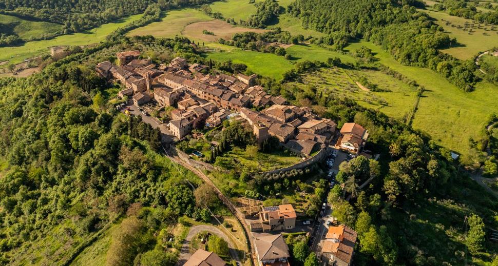 Un pitoresc oraș medieval de lângă Florența dă 400.000 de euro celor care vor să se mute acolo. Casele sunt frumoase și îngrijite 1030917