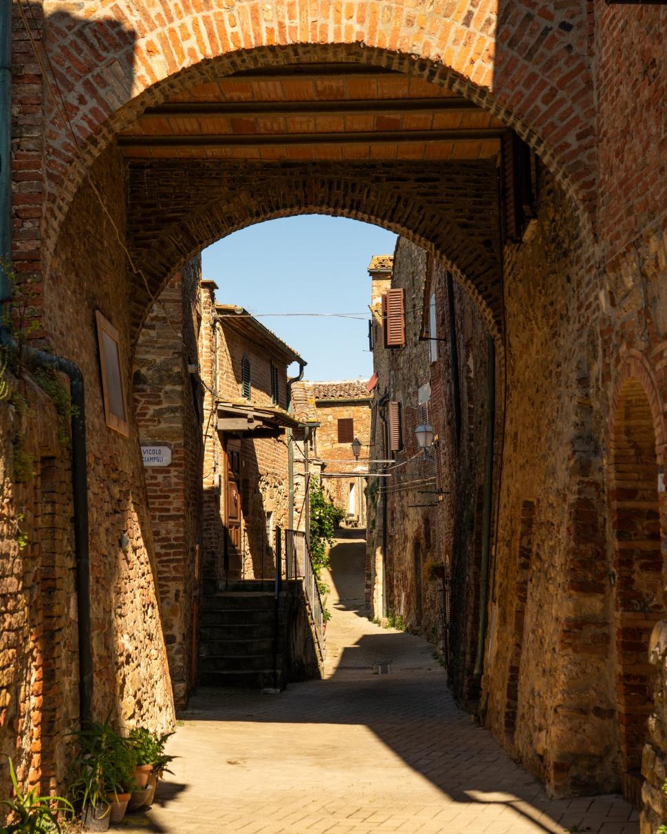 Un pitoresc oraș medieval de lângă Florența dă 400.000 de euro celor care vor să se mute acolo. Casele sunt frumoase și îngrijite 1030918